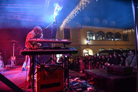 Včeraj je prvi koncert Pravljičnega Kamnik privabil število obiskovalcev (77)